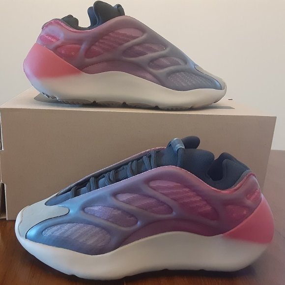 Size 5.5M / 7W - Adidas Yeezy 700 V3 Fade Carbon - GW1814 - NEW!! - Picture 3 of 7